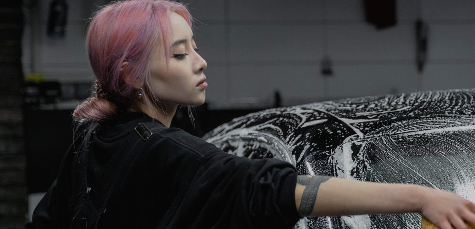 Professional car wash service in Salalah